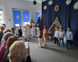 dzieci przedstawiają jasełka, babcie i dziadkowie oglądają występ