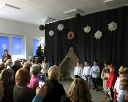dzieci przedstawiają jasełka, babcie i dziadkowie oglądają występ