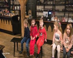 dzieci podczas warsztatów pieczenia pierników w Muzeum Piernika