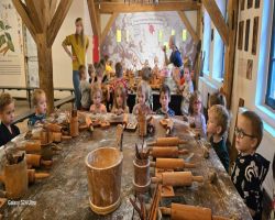 dzieci podczas warsztatów pieczenia pierników w Muzeum Piernika