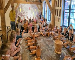dzieci podczas warsztatów pieczenia pierników w Muzeum Piernika