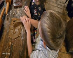 dzieci podczas warsztatów pieczenia pierników w Muzeum Piernika
