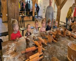 dzieci podczas warsztatów pieczenia pierników w Muzeum Piernika