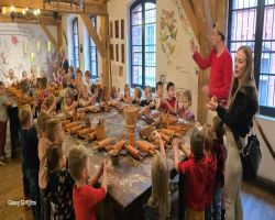 dzieci podczas warsztatów pieczenia pierników w Muzeum Piernika