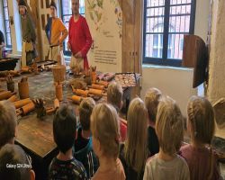 dzieci podczas warsztatów pieczenia pierników w Muzeum Piernika