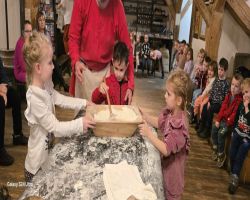 dzieci podczas warsztatów pieczenia pierników w Muzeum Piernika