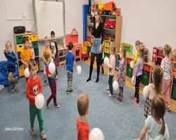 dzieci podczas warsztatów tworzenia biżuterii