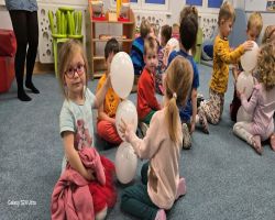 dzieci podczas warsztatów tworzenia biżuterii