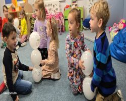 dzieci podczas warsztatów tworzenia biżuterii