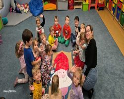 dzieci podczas warsztatów tworzenia biżuterii