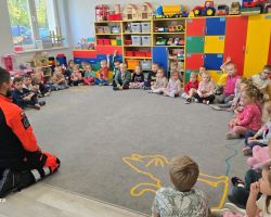 zdjęcia dzieci podczas spotkania z ratownikiem medycznym