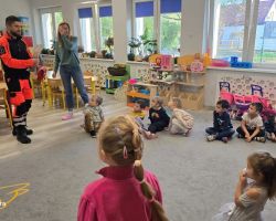 zdjęcia dzieci podczas spotkania z ratownikiem medycznym