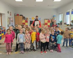 zdjęcia dzieci podczas spotkania z ratownikiem medycznym