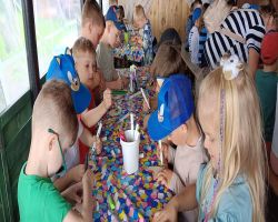 dzieci zwiedzają zagrodę edukacyjną