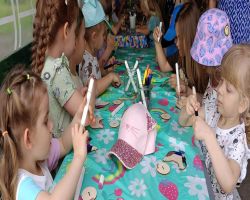 dzieci zwiedzają zagrodę edukacyjną