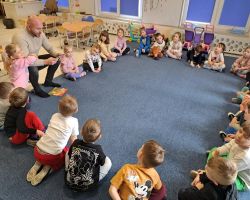 dzieci podczas czytania książek