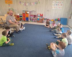 dzieci podczas czytania książek