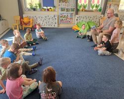 dzieci podczas czytania książek