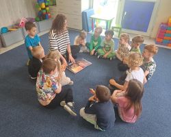 dzieci podczas czytania książek