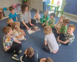 dzieci podczas czytania książek