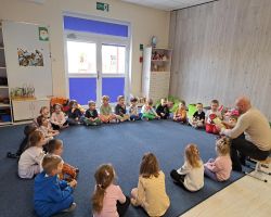 dzieci podczas czytania książek