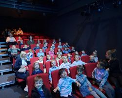 dzieci uczestniczą w spektaklu muzycznym