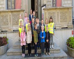 dzieci uczestniczą w spektaklu muzycznym