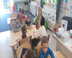 mama przedszkolaka czyta dzieciom książkę