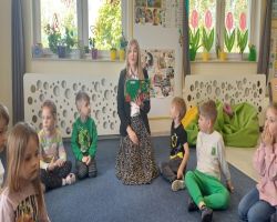 mama przedszkolaka czyta dzieciom książkę