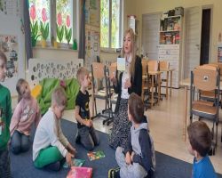 mama przedszkolaka czyta dzieciom książkę