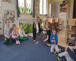 mama przedszkolaka czyta dzieciom książkę