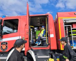 dzieci zapoznają się z pracą strażaka