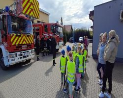 dzieci zapoznają się z pracą strażaka