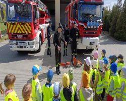 dzieci zapoznają się z pracą strażaka