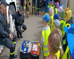 dzieci zapoznają się z pracą strażaka