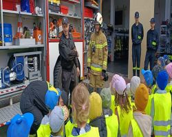 dzieci zapoznają się z pracą strażaka