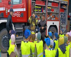 dzieci zapoznają się z pracą strażaka