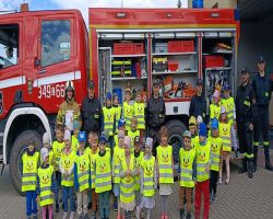 dzieci zapoznają się z pracą strażaka