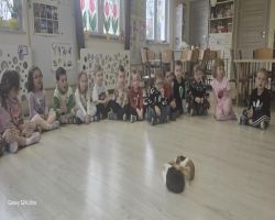 dzieci podczas spotkania z żywymi zwierzętami kangurem, agamom, królikiem