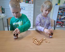 dzieci sadzą rośliny