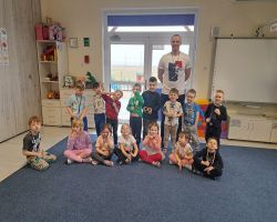 dzieci wykonują ćwiczenia gimnastyczne