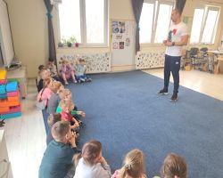 dzieci wykonują ćwiczenia gimnastyczne