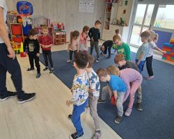 dzieci wykonują ćwiczenia gimnastyczne