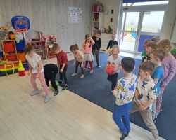 dzieci wykonują ćwiczenia gimnastyczne