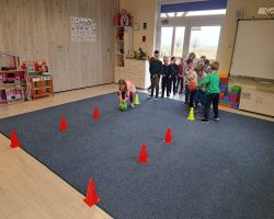 dzieci wykonują ćwiczenia gimnastyczne