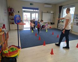 dzieci wykonują ćwiczenia gimnastyczne