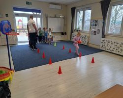 dzieci wykonują ćwiczenia gimnastyczne