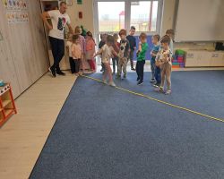 dzieci wykonują ćwiczenia gimnastyczne