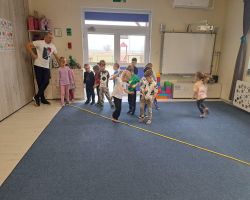 dzieci wykonują ćwiczenia gimnastyczne