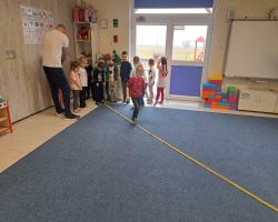 dzieci wykonują ćwiczenia gimnastyczne